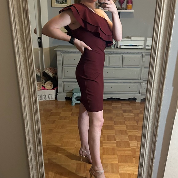 NWT - S - MAROON/BURGUNDY OFF SHOULDER RUFFLE BODY CON MINI DRESS - Picture 2 of 5